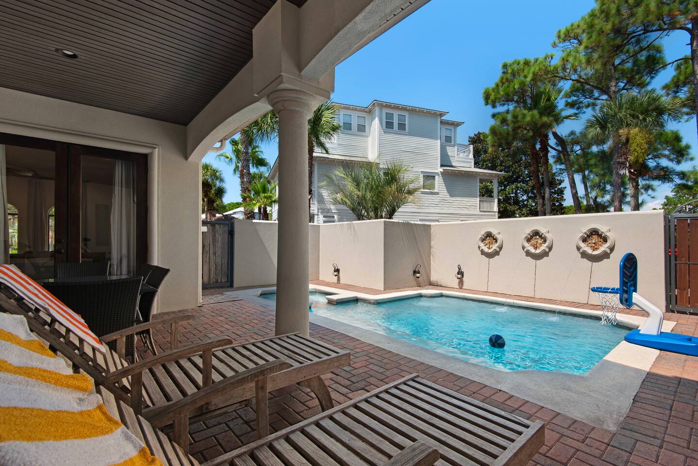 6 Bedroom Home with Pool 10 minute Walk To Beach – Photo 7