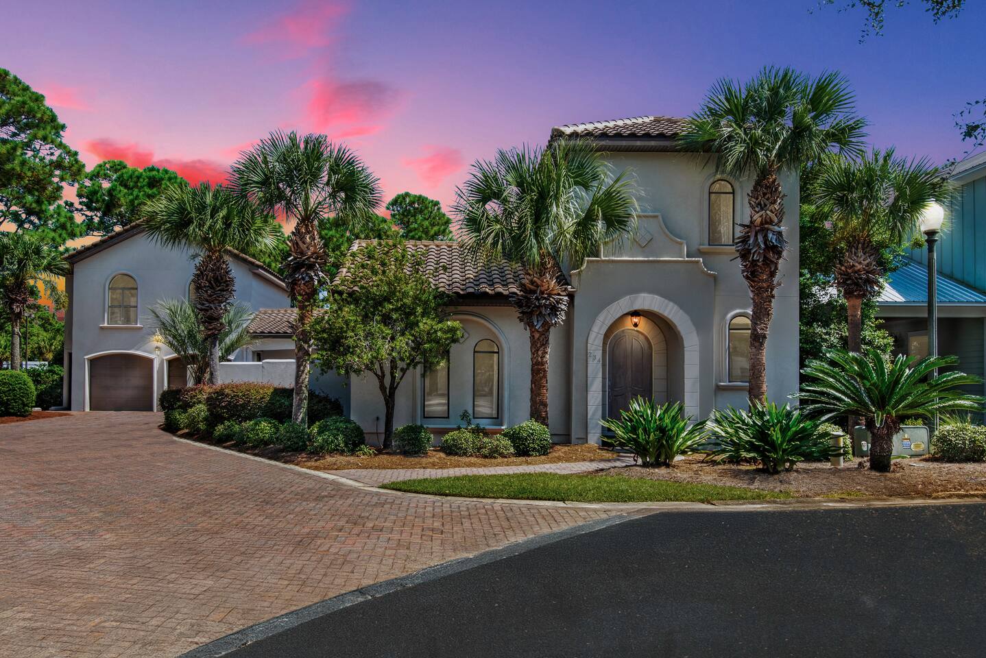 6 Bedroom Home with Pool 10 minute Walk To Beach