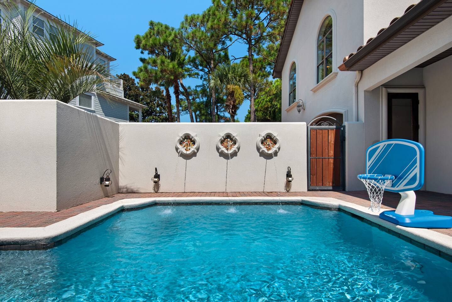 6 Bedroom Home with Pool 10 minute Walk To Beach
