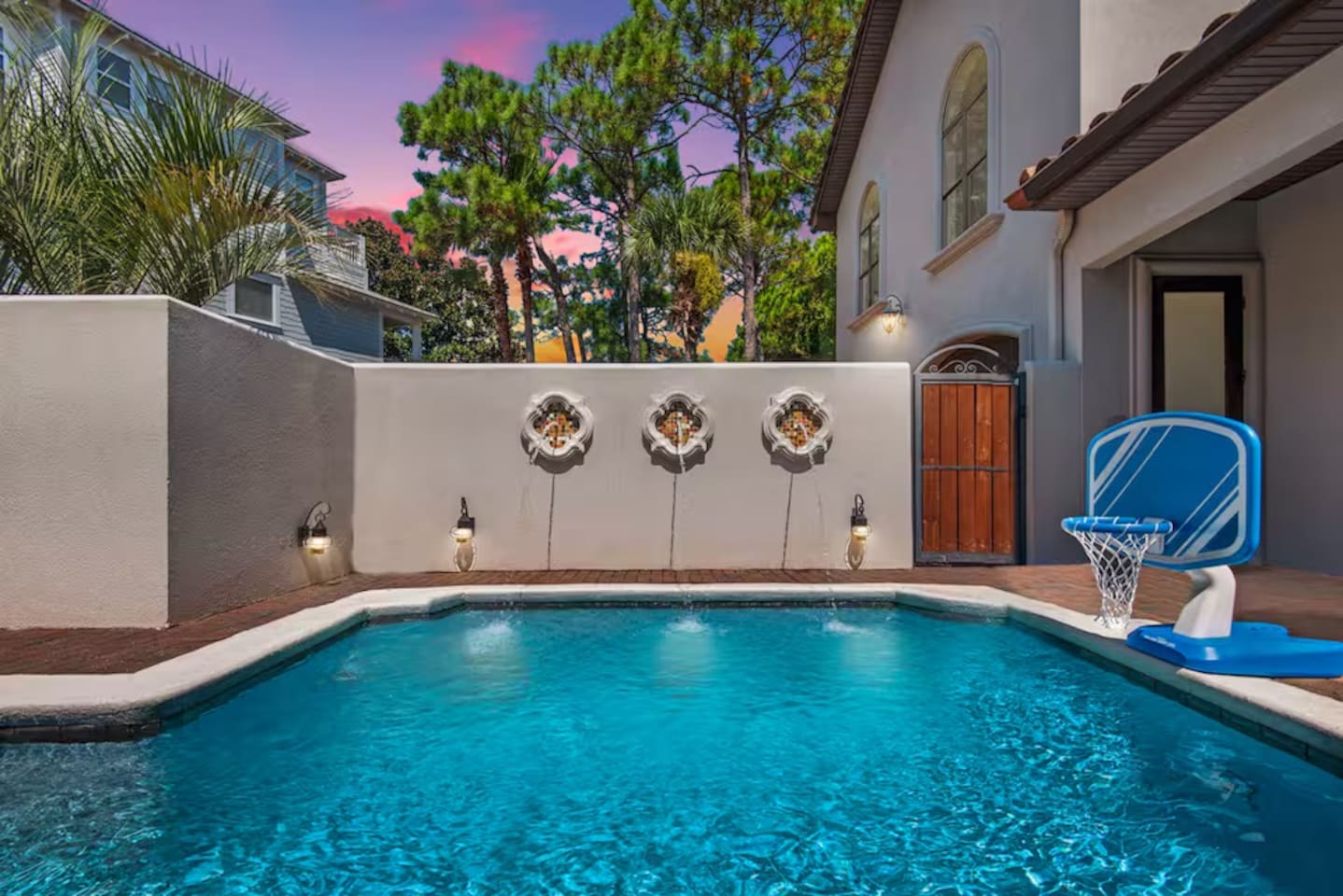 6 Bedroom Home with Pool 10 minute Walk To Beach
