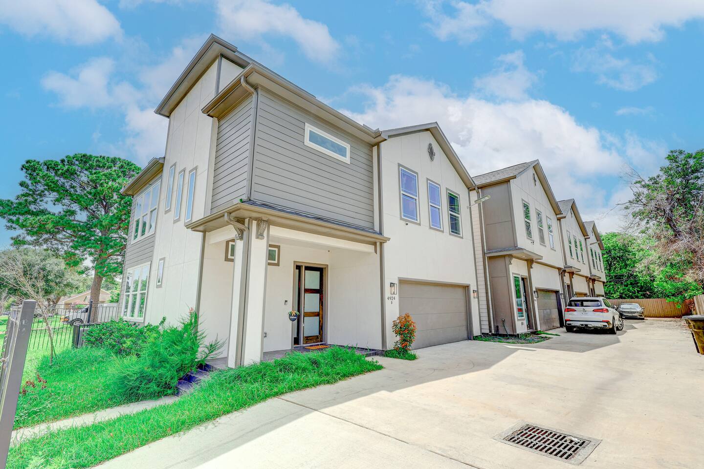 15 Mins NRG, Modern Home w/ 3 King Suites Garage
