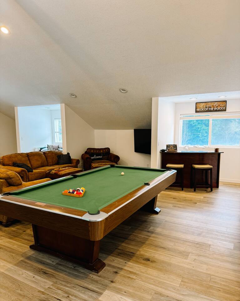 Mt. Hood Studio | Sleeps 4 | Pool Table + King Bed