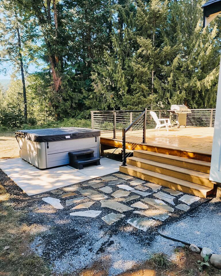 Mt. Hood Getaway | Sleeps 8 | Hot Tub + 2.5 Acres