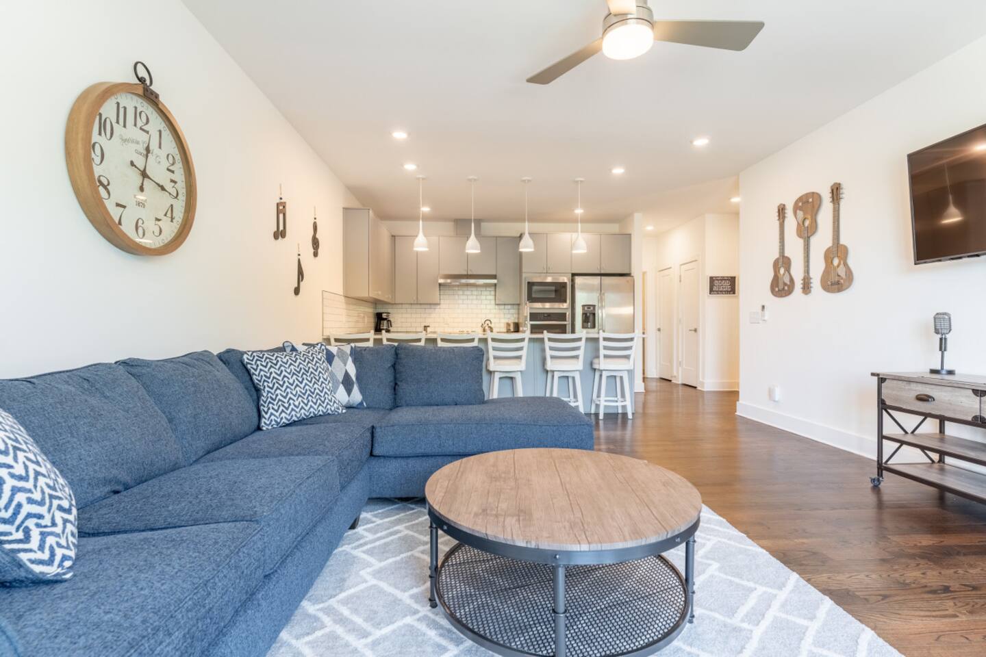 6Beds + Safe & Quiet! 6min Airport & 15toDowntown