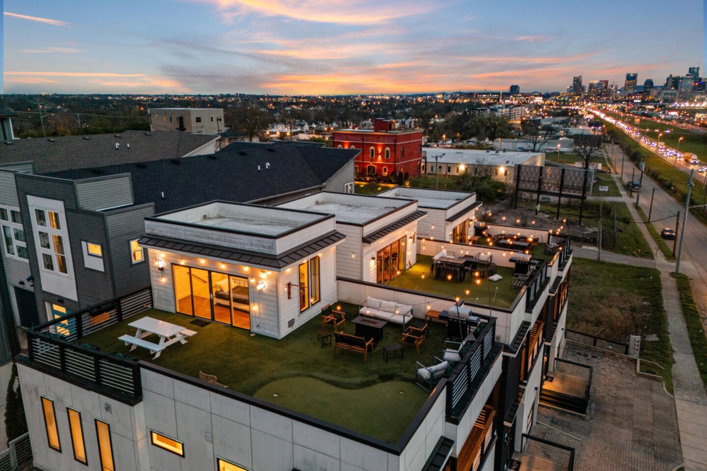 Sleep 13! Rooftop Golf & Grill + 8min to Broadway!
