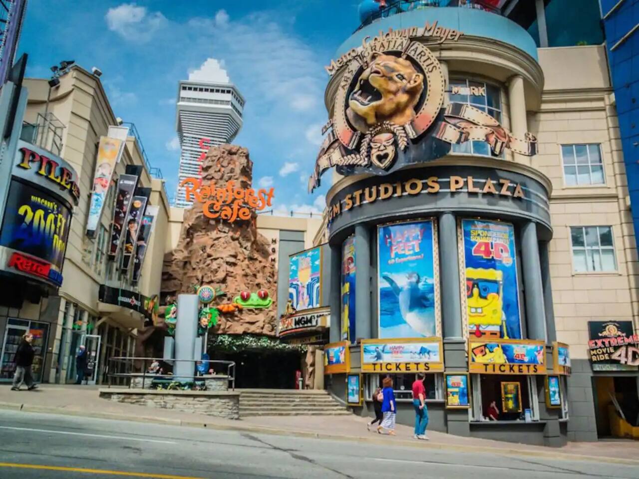 Nearby Clifton Hill offers restaurants, arcades, attractions, and entertainment close to the stay for an easy day or evening out.