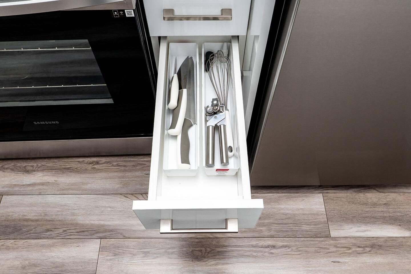 Kitchen drawer with organized cutlery and dining essentials, making it easy to enjoy simple meals during your stay.