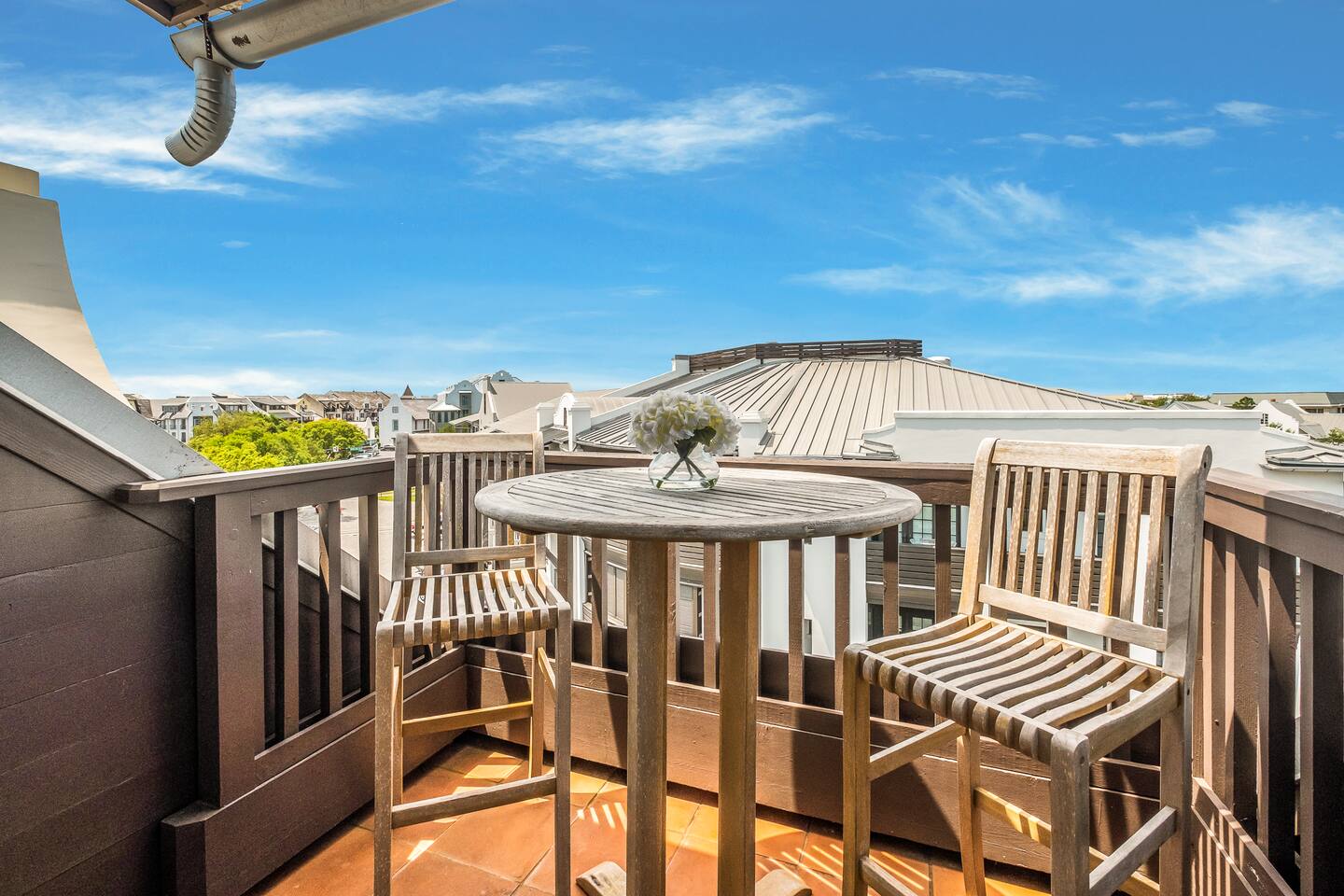 Living room balcony with great sunset views to the west