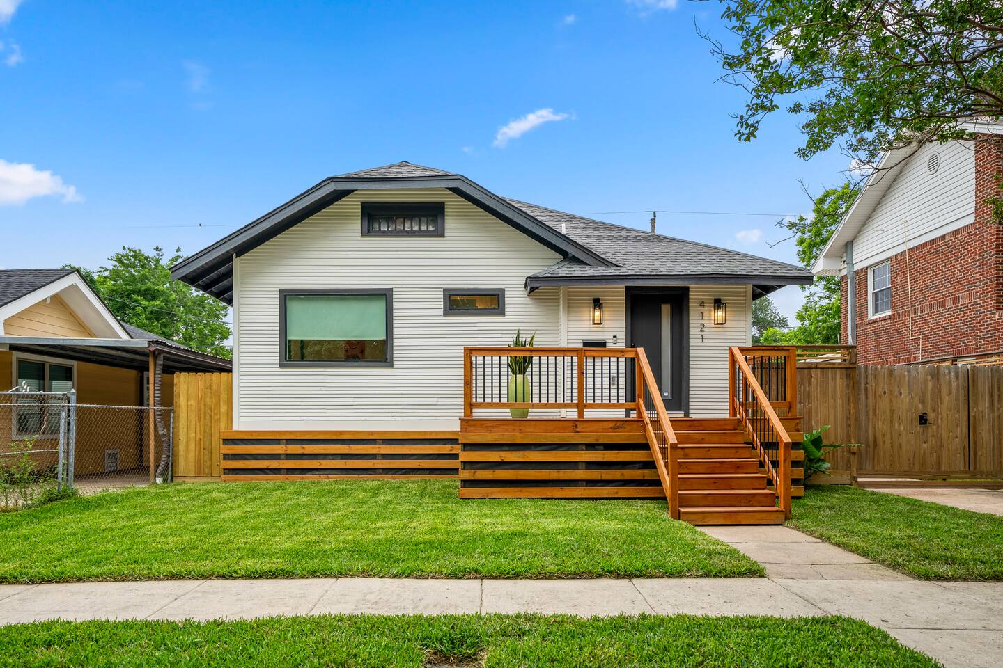EaDo Main House | Hot Tub | Sleeps 12 | Downtown