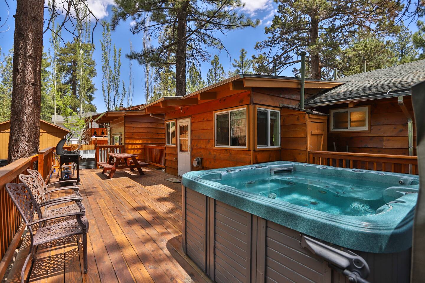 Rustic Cabin Retreat w/ Jacuzzi, BBQ Close to Lake