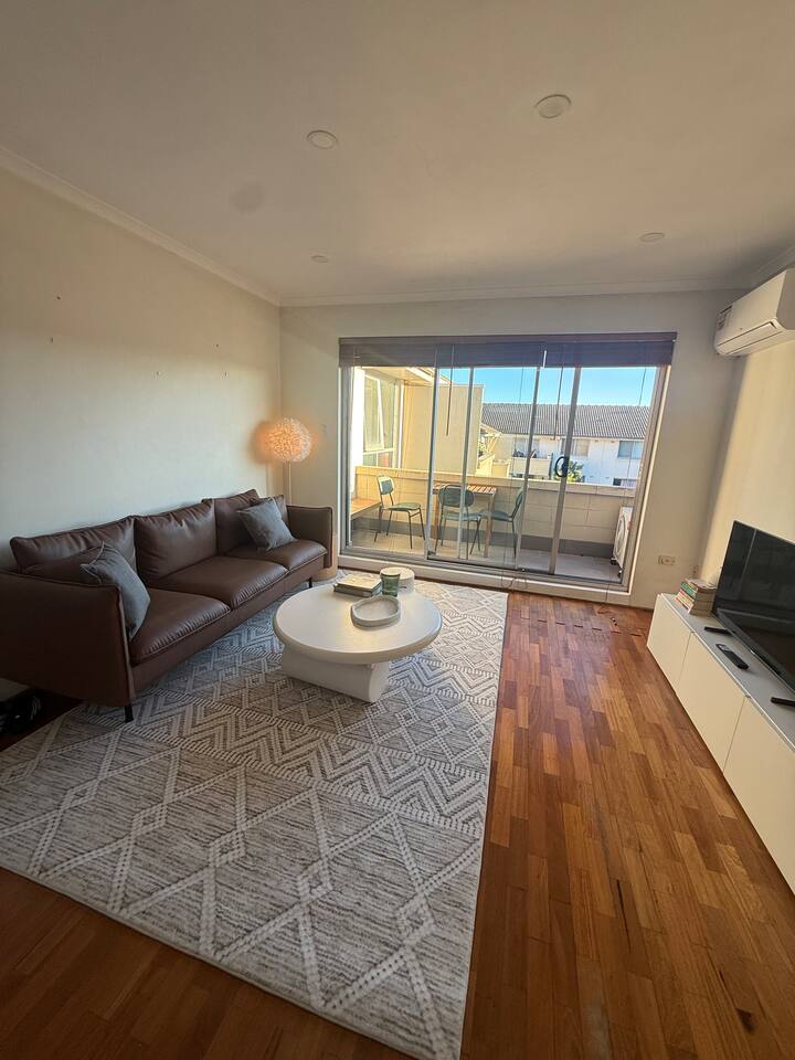 Bondi 2BR w. Pool | Free Parking | 10 Min to Beach