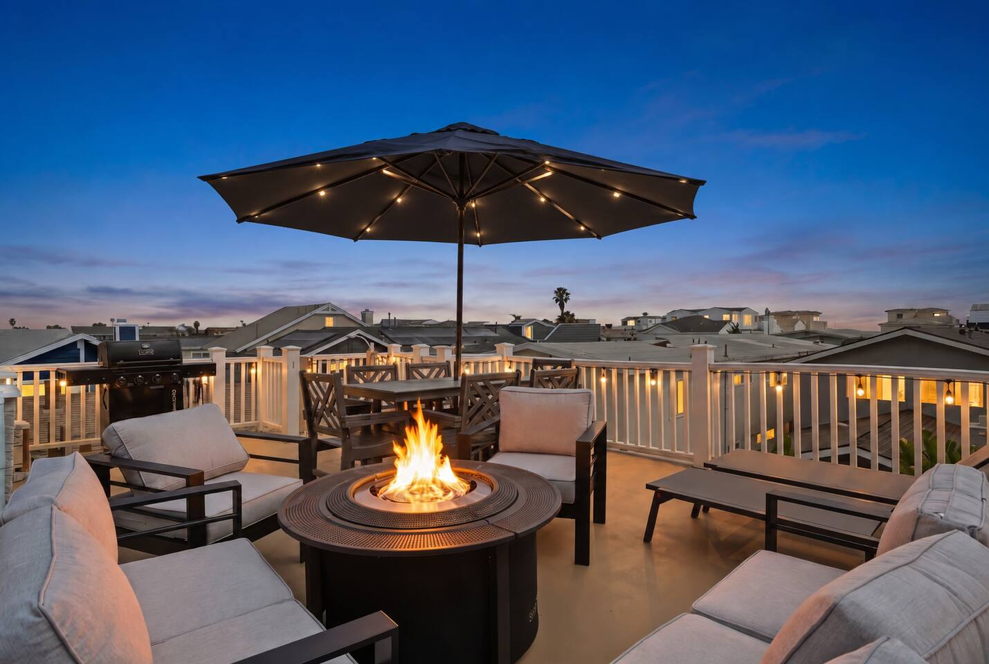 Lux Ocean Rooftop, King beds, A/C, Games, Parking