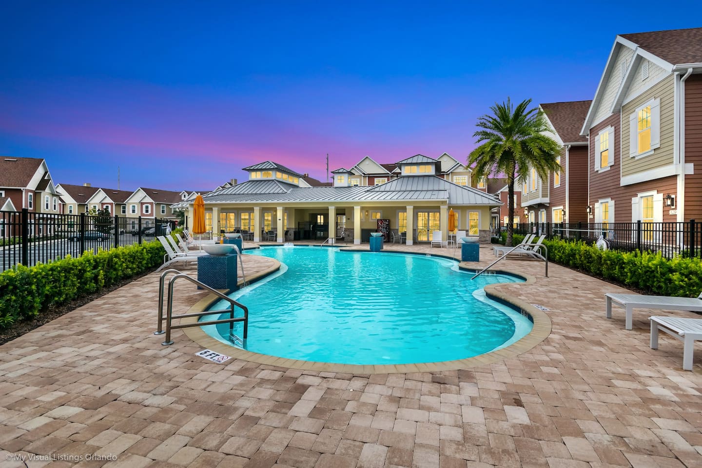 8 Minutes to Disney parks, private BBQ and jacuzzi