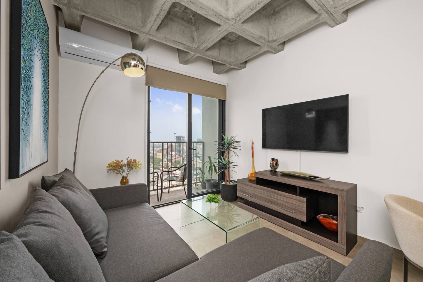 Apt with Sierra Madre views – 2 Bedrms – Amenities