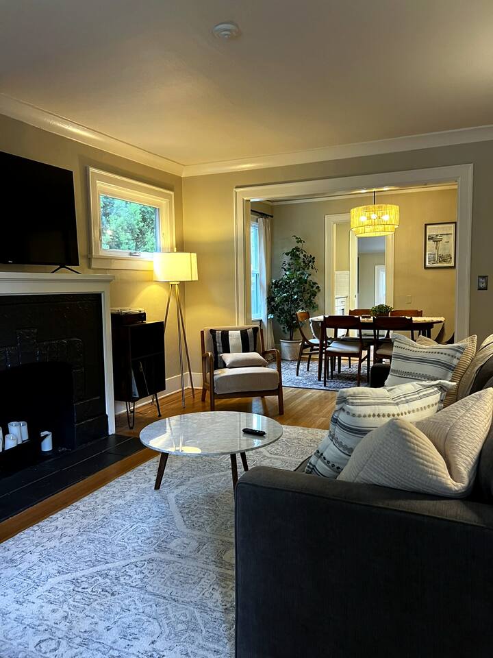 Charming 4bd 2b close to UW, & light rail
