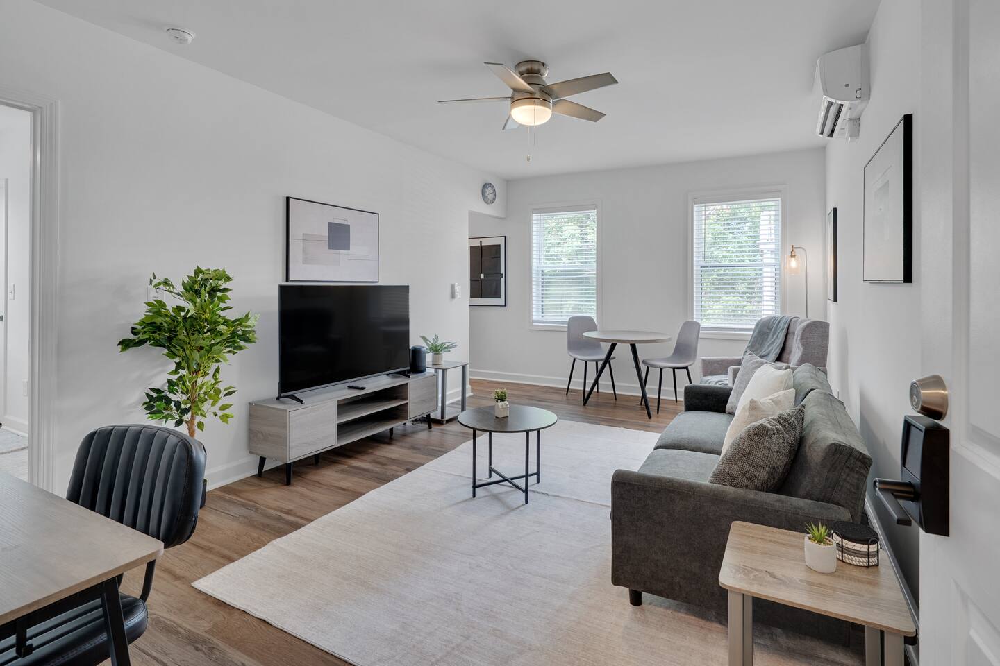 Modern Retreat Near Duke | Fast WiFi + Parking