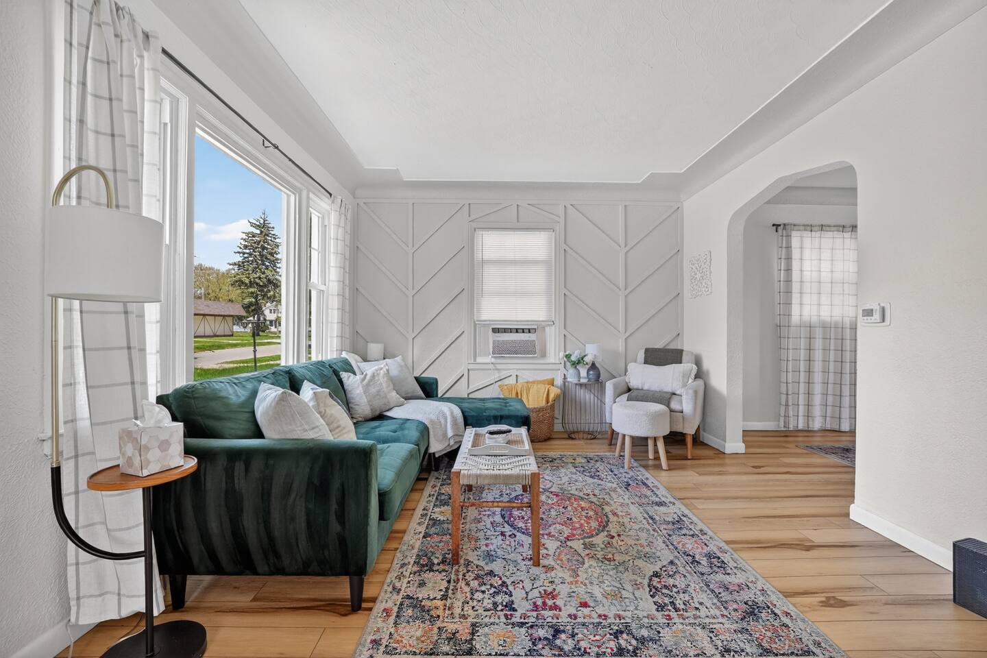 Clean & Chic 3br w/ King bed! Fenced yard & Garage