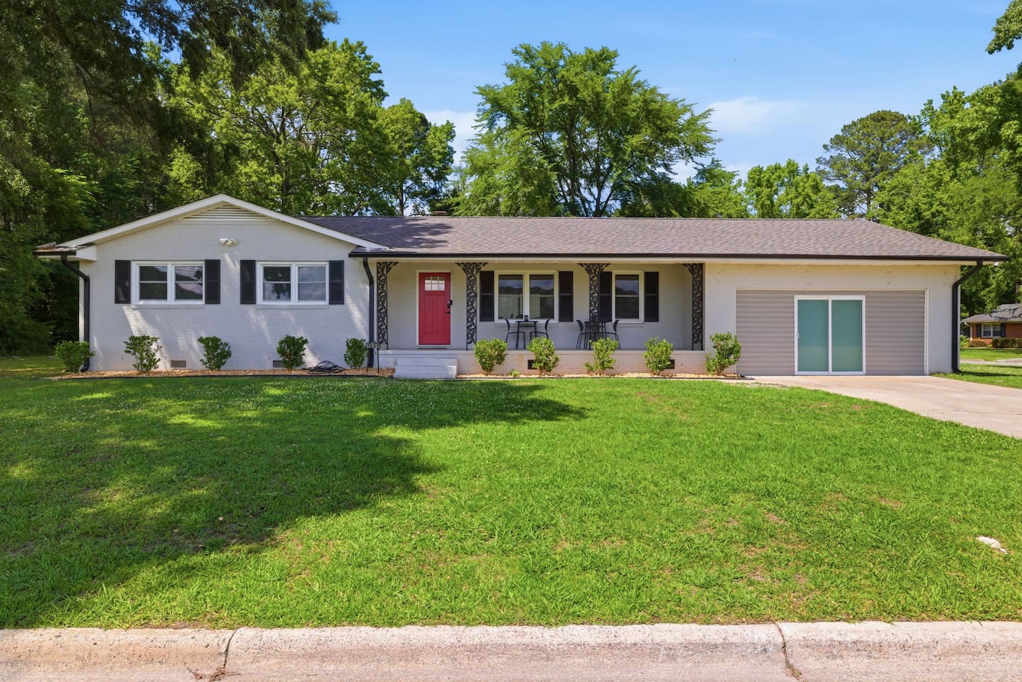 Pet Friendly sleeps 10 Fenced Yard Garage Studio