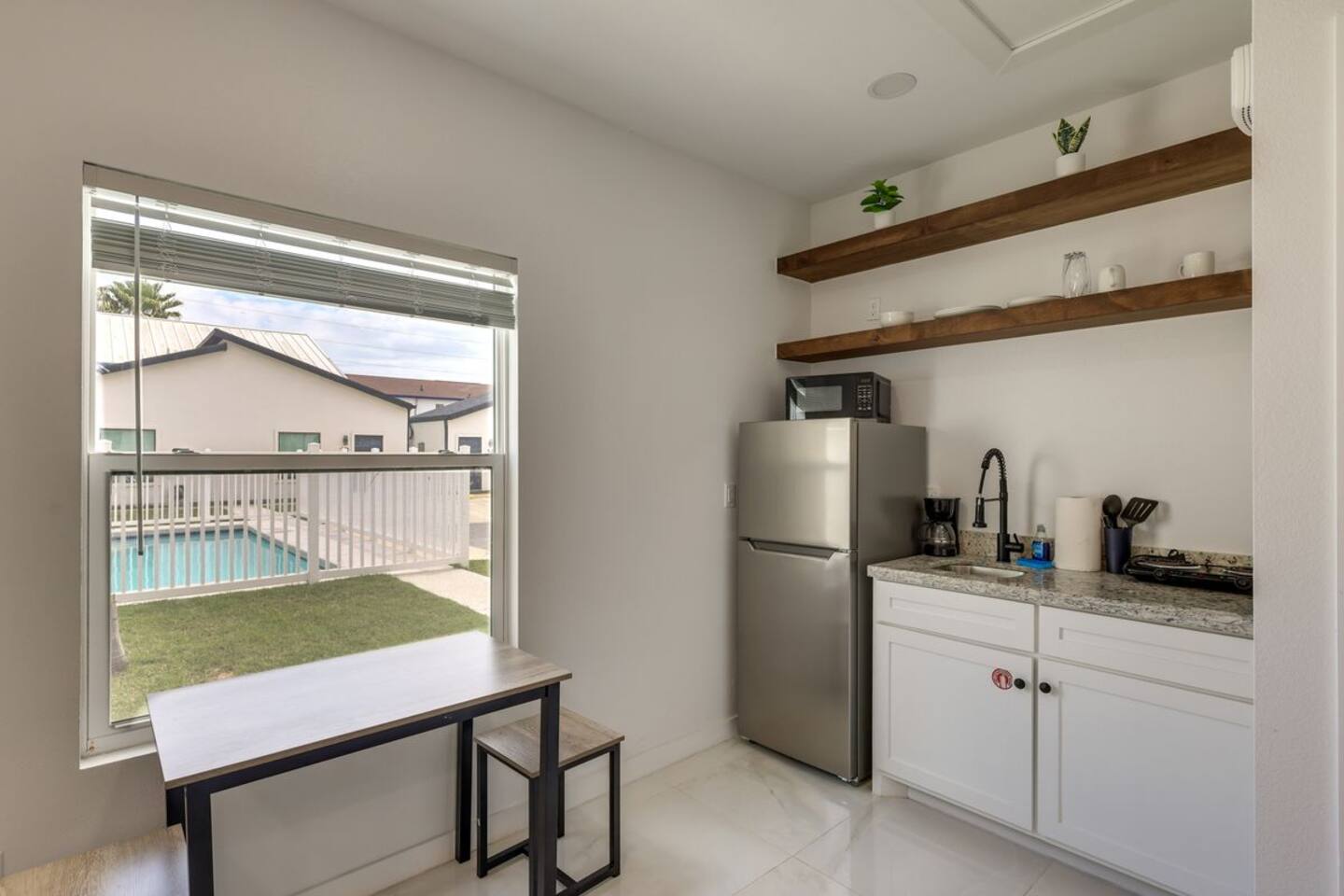 #6 | Beachbound Luxury Studio + Pool | WiFi
