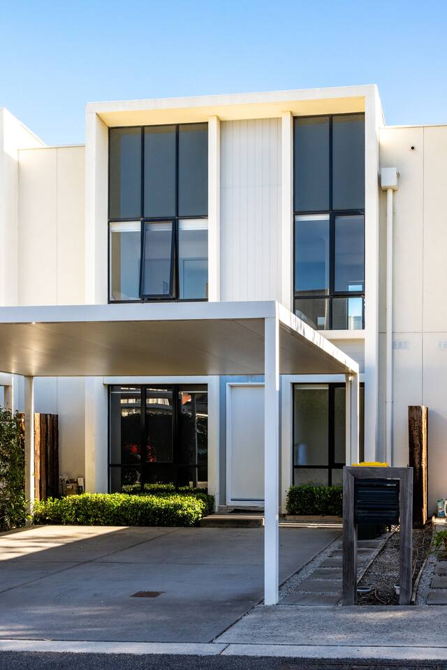 Modern 4BR Bundoora | Laundry | Near Business Park