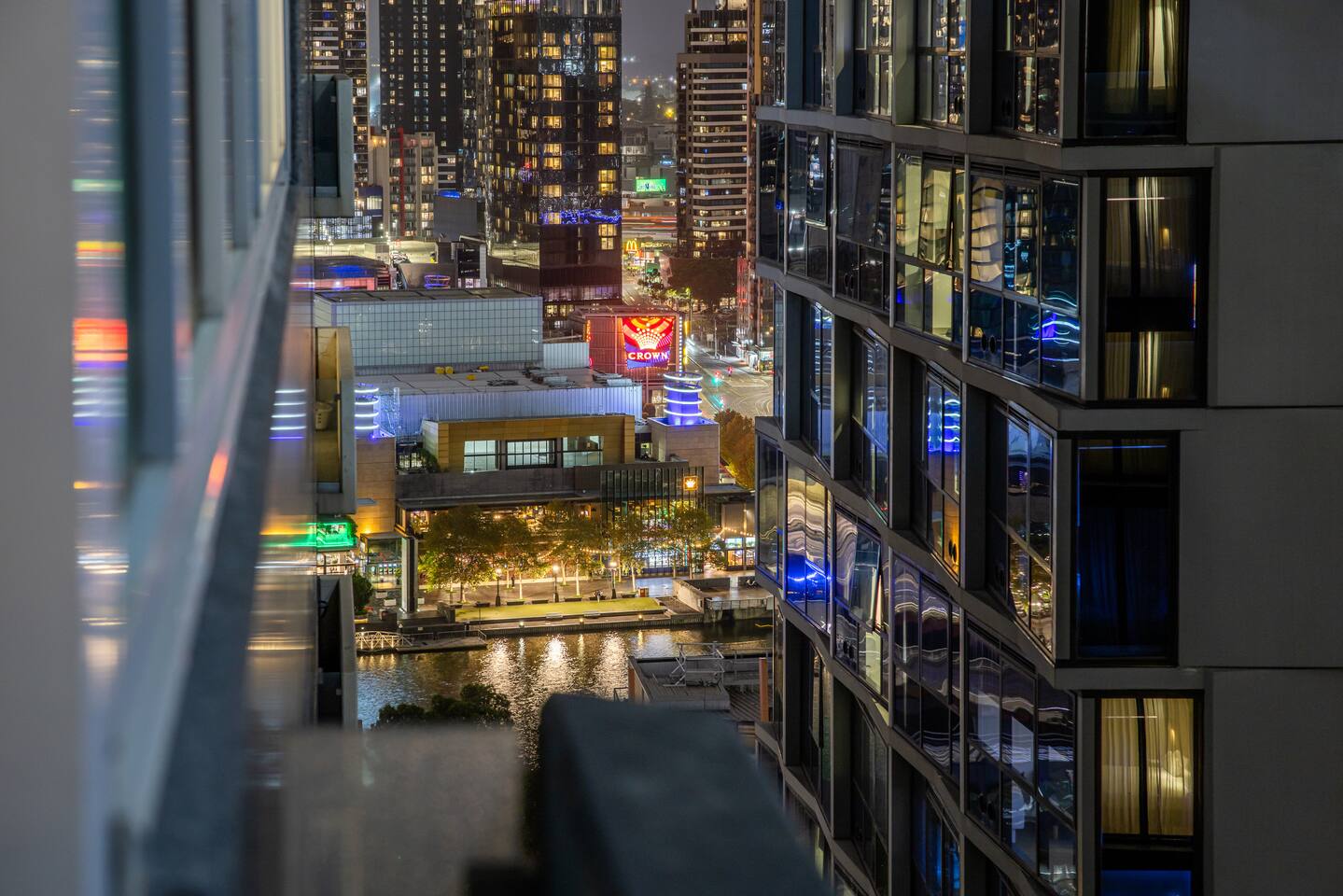 Cosy CBD Stay with City Views near Crown & Station