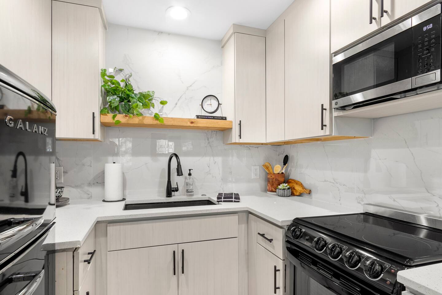 Small but functional kitchen loaded with all the necessities..