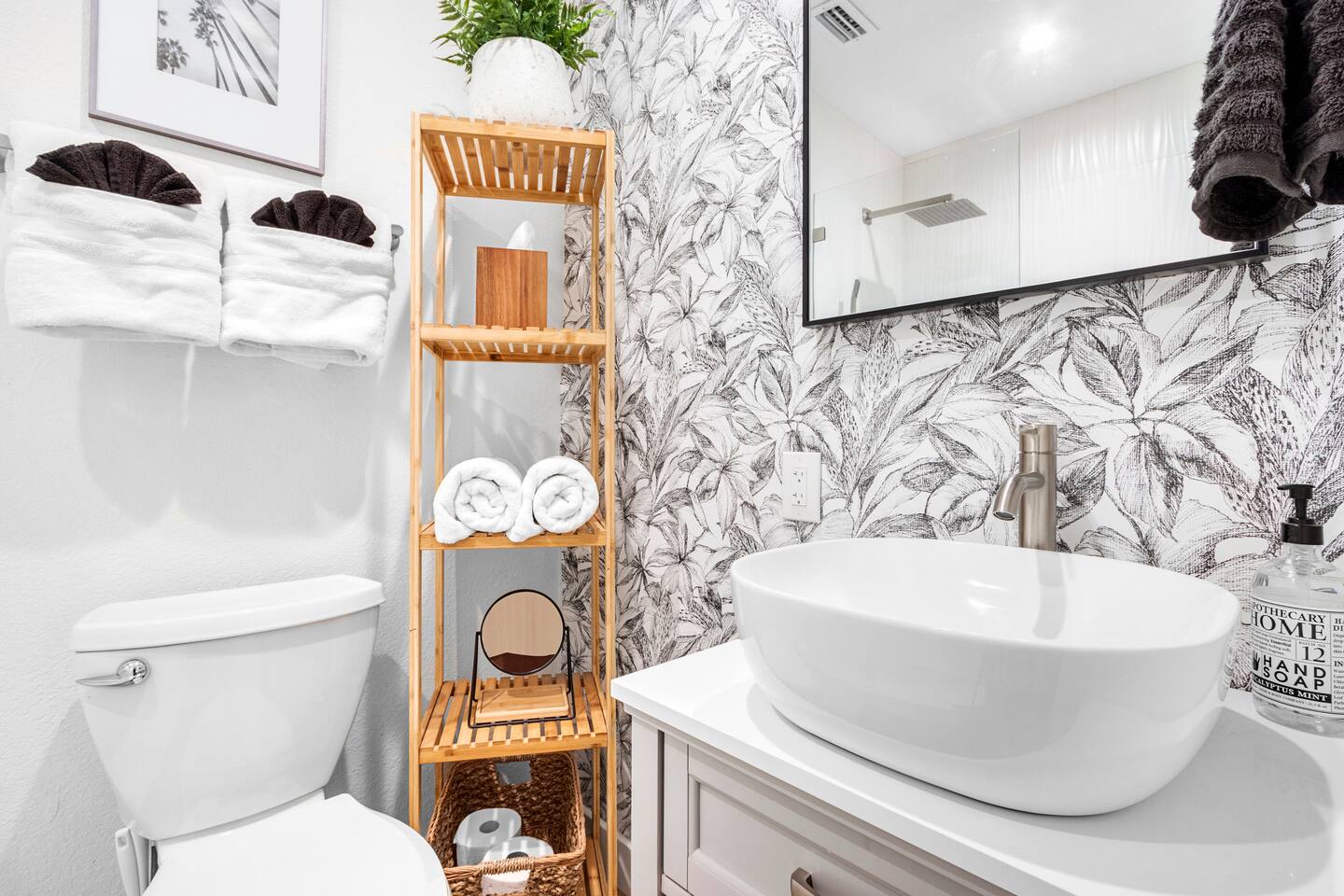 Small bath with plenty of storage for your items
