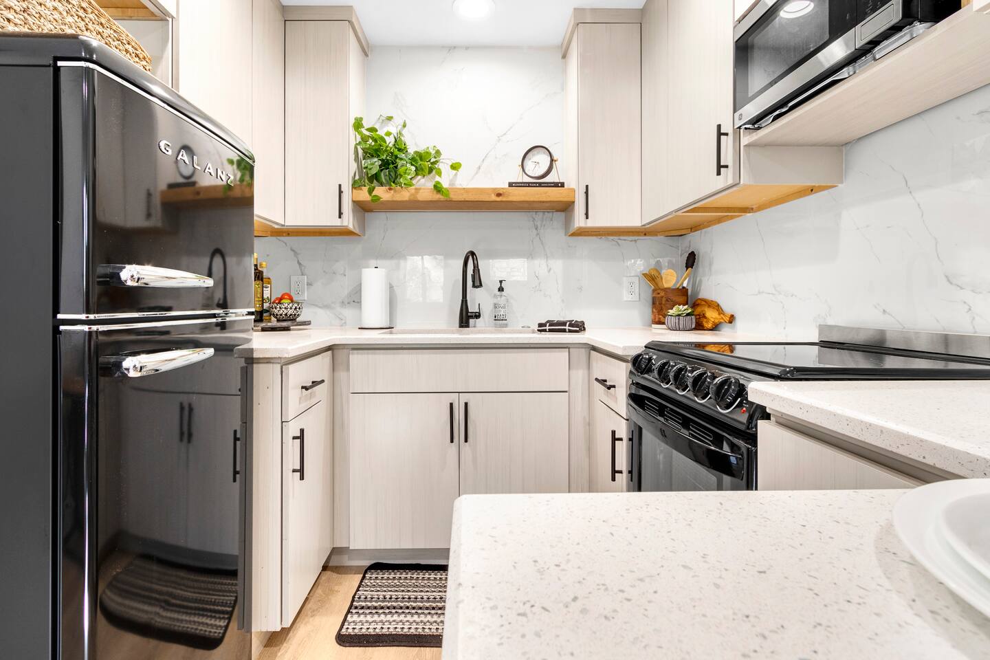 This tiny kitchen has everything you need to cook your meals, and even the extra things you may not have thought of.