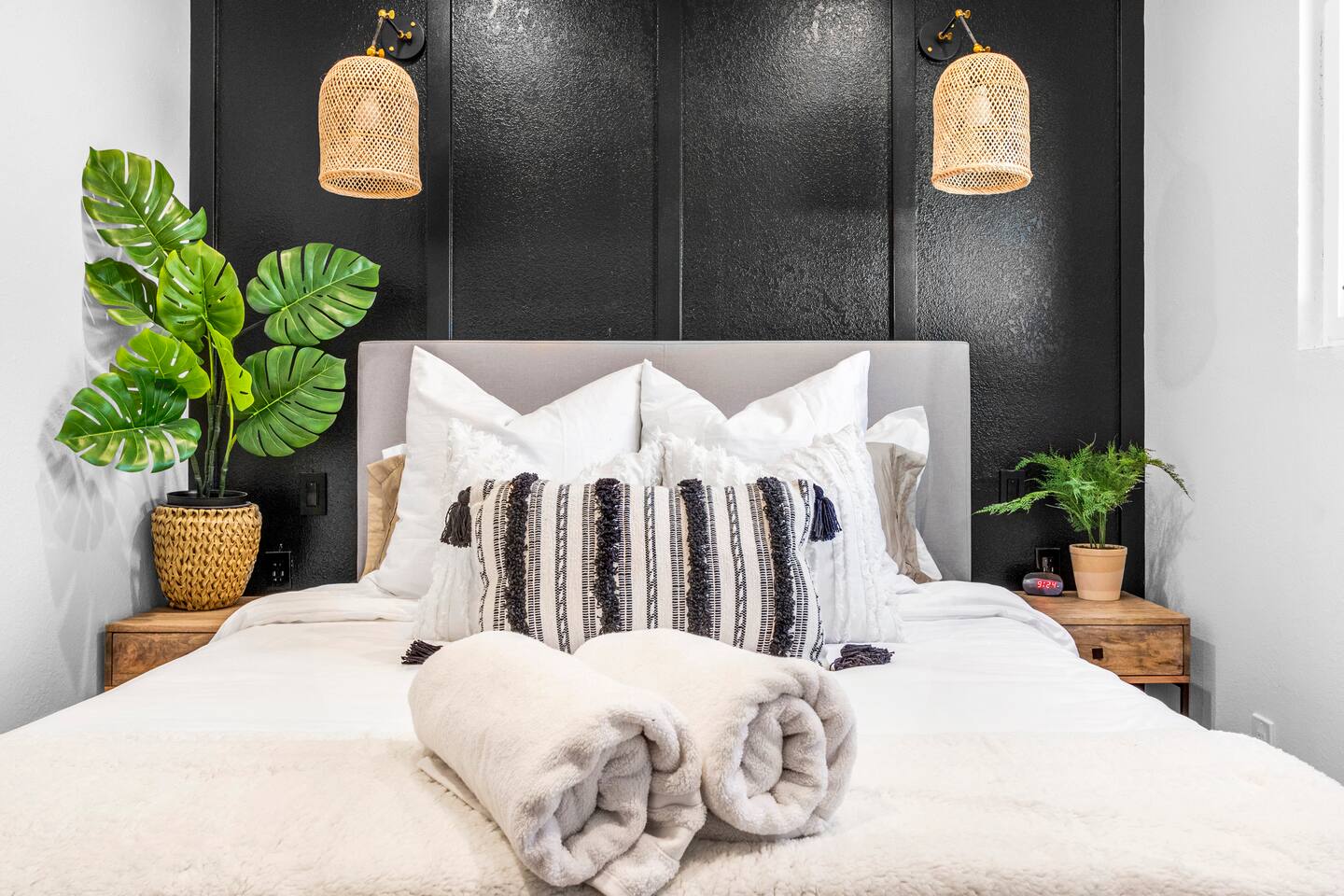 Queen Bed in bedroom