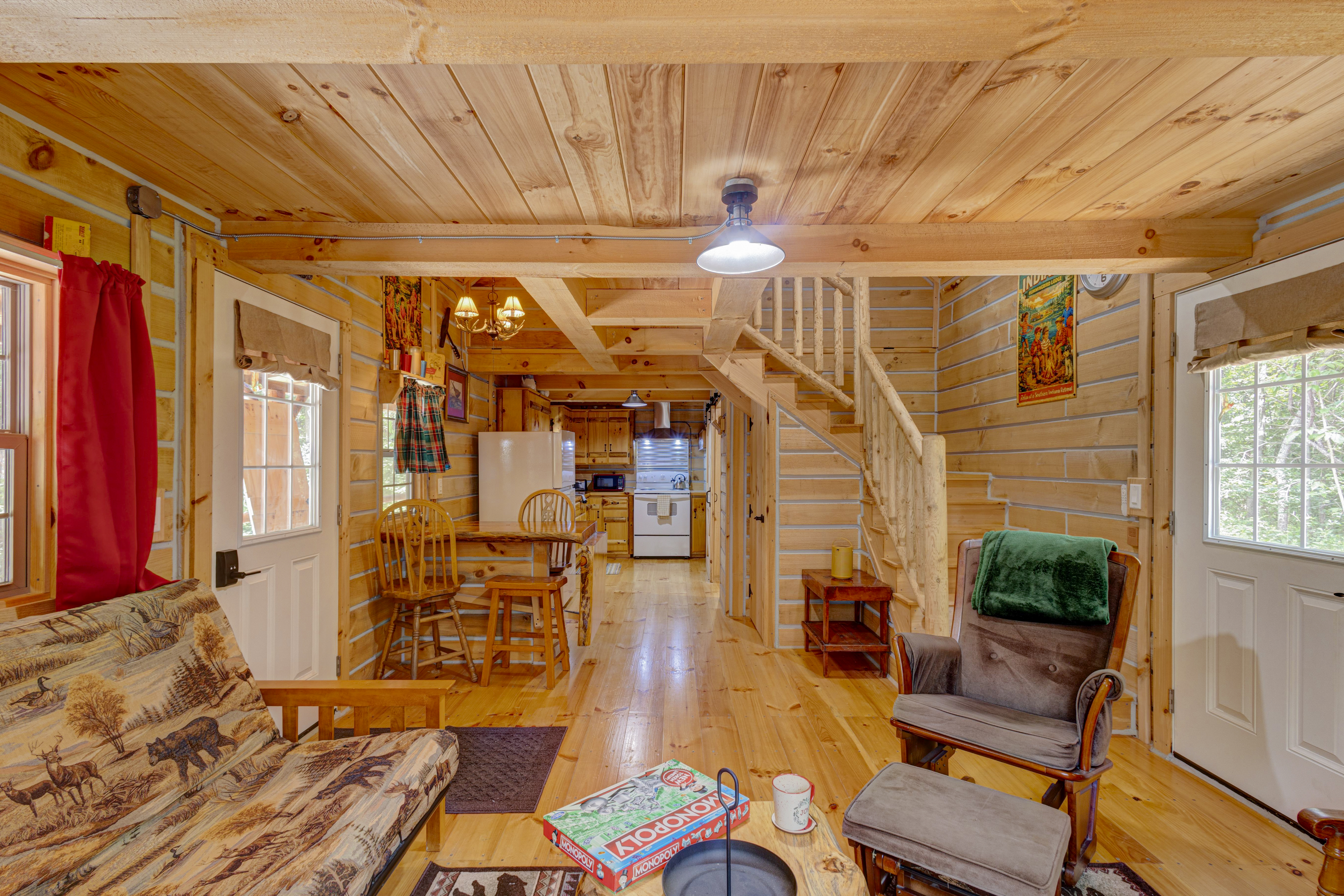 New Hummingbird Lodge | Cozy 2BR Wooded Stay