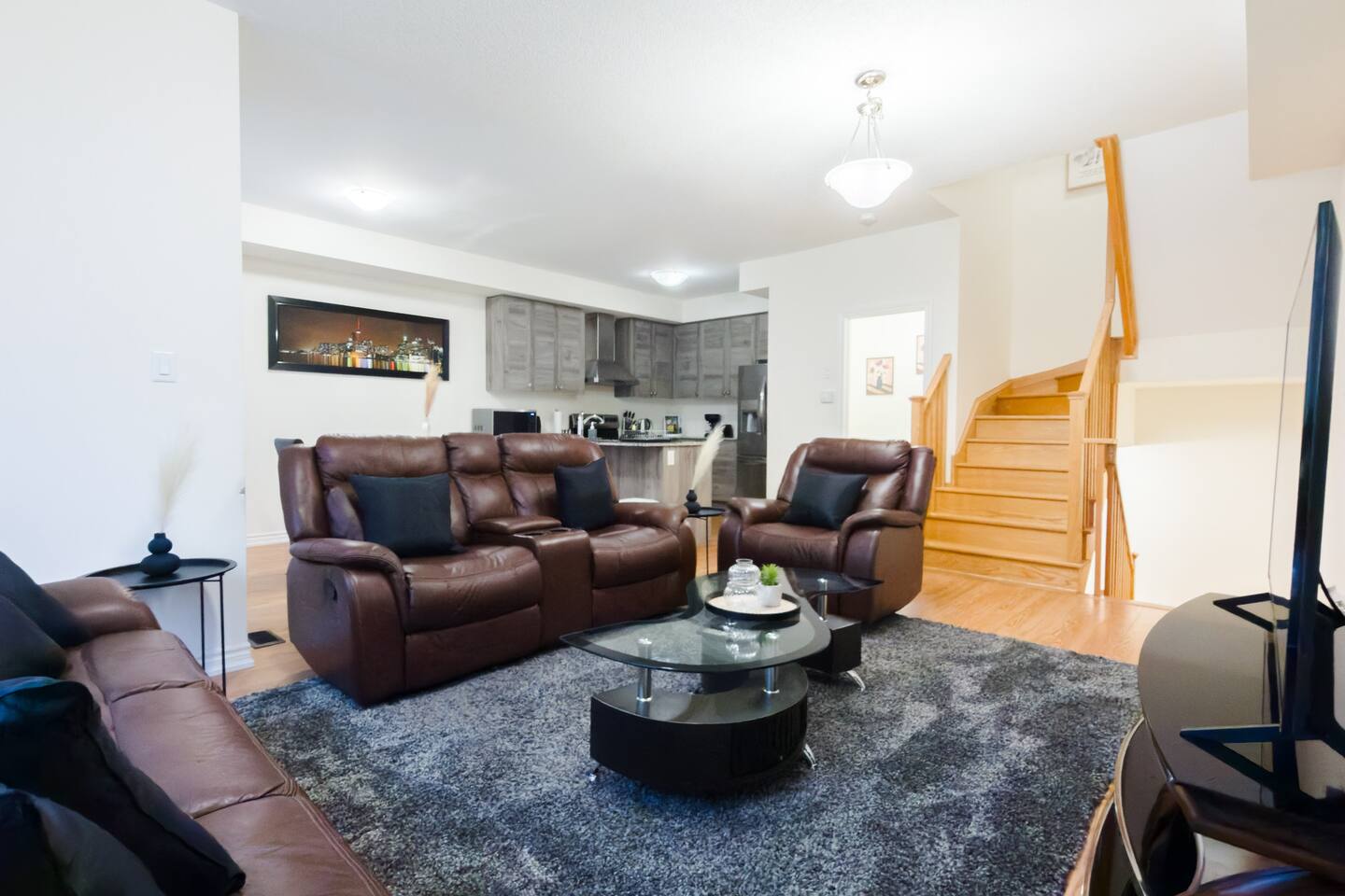 Elegant Home Near Toronto | 2BR + Den | Sleeps 6