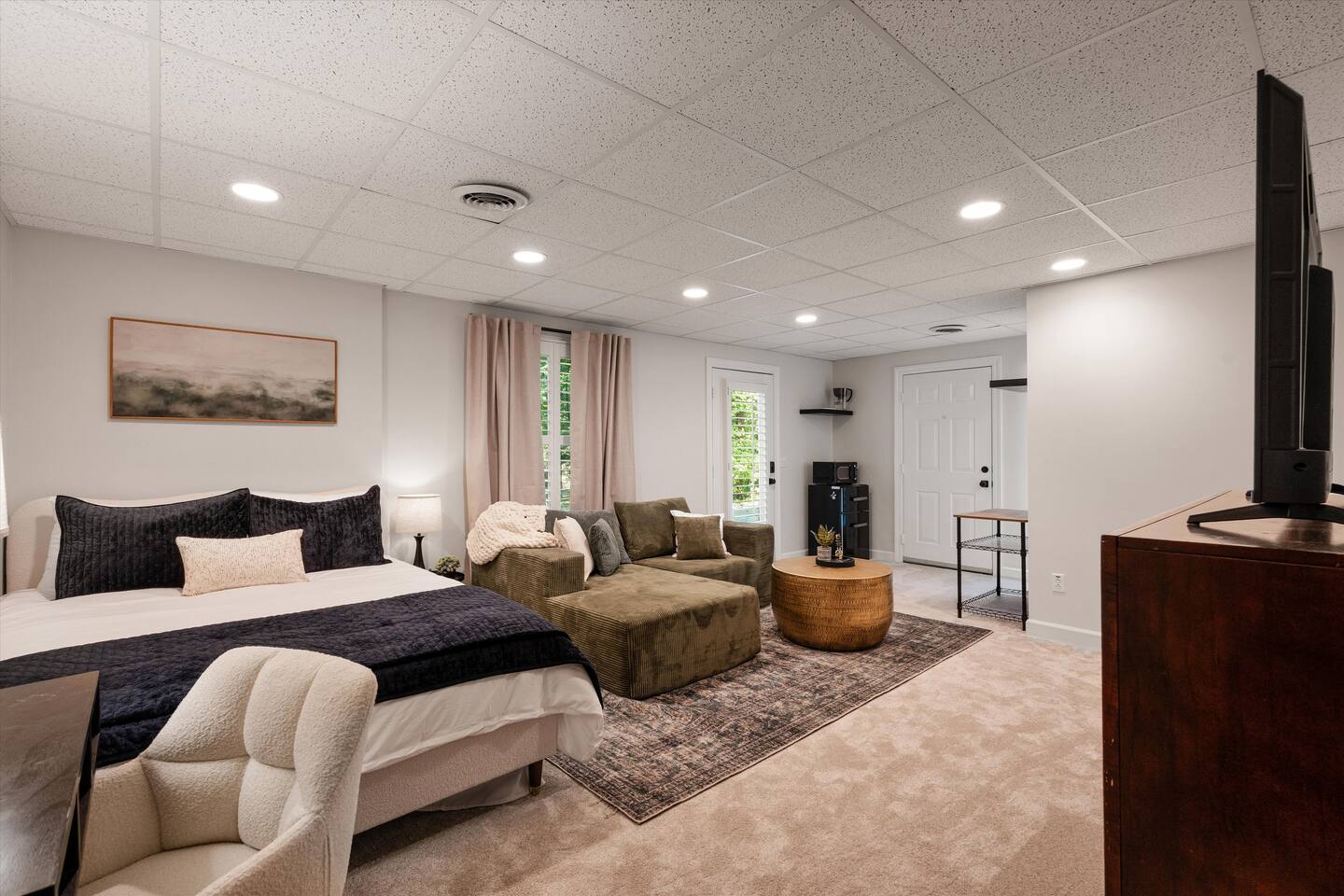 Studio Apt - W/D and private garage