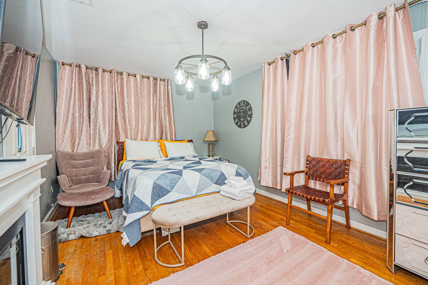 Cozy and Charming Queen Room Near National Harbor!