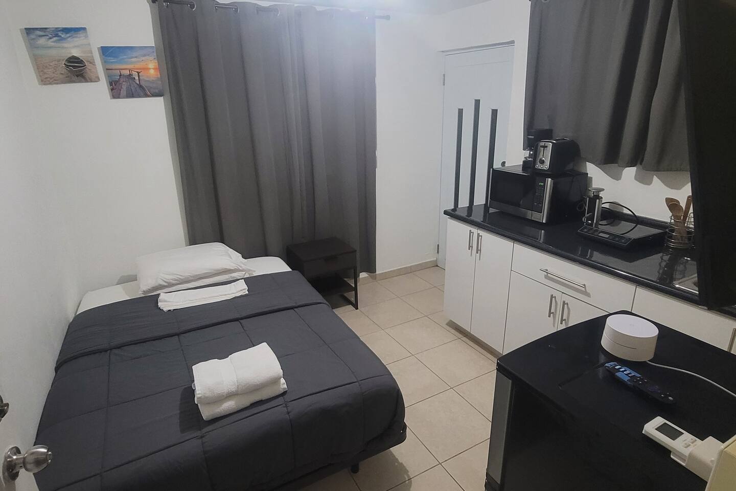 Above the Plaza 3 🏖 (A/C) 1 Full bed with kitchen