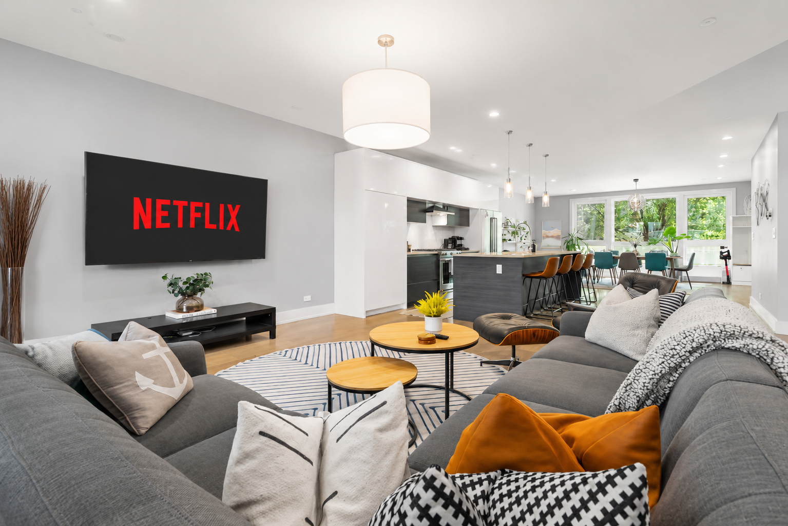 The Urban Oasis | Outdoor Lounge • Sleeps 10+