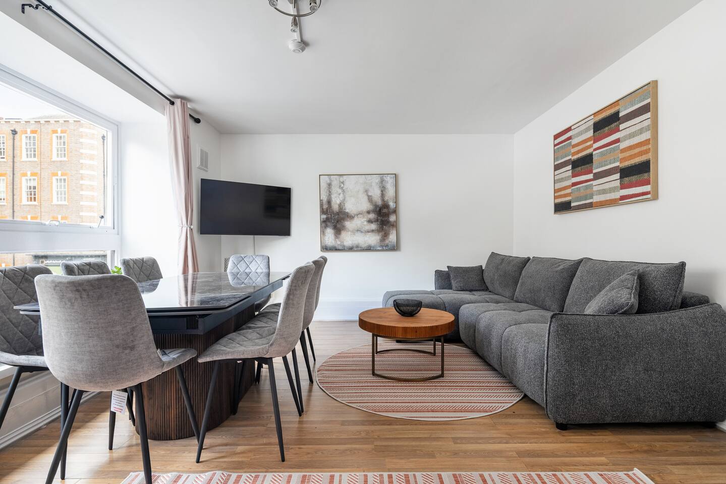 '4 Bed/5 Bath Spacious TownHouse Hyde Park Stay`