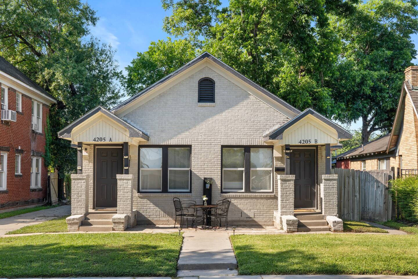 Entire private duplex near downtown/free parking