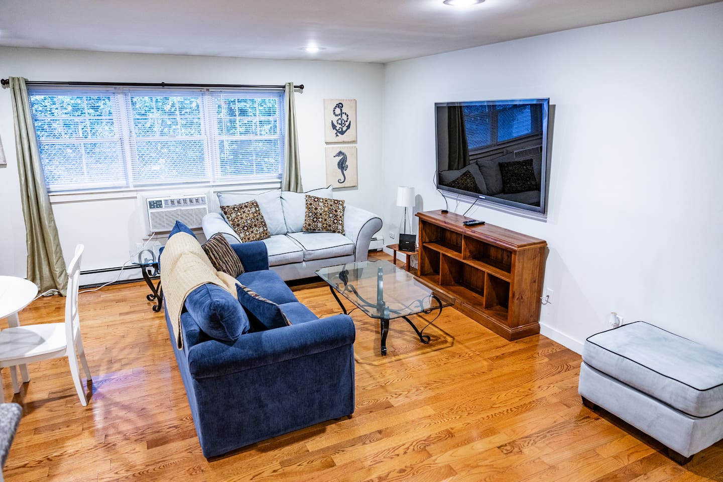 2 blocks to the beach- pet friendly with parking!