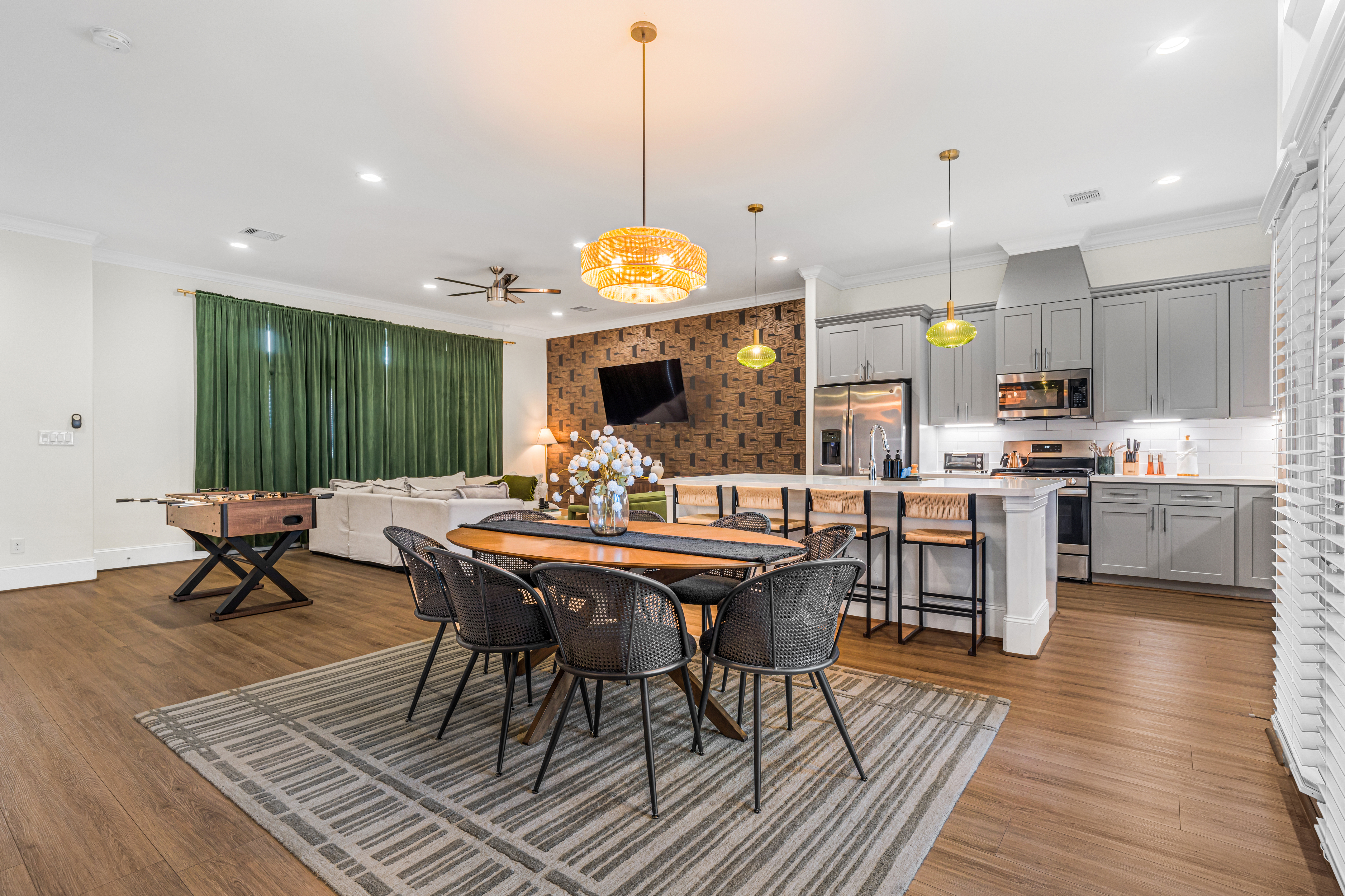 Rooftop Retreat | Sleeps 16+| Games+ BBQ+ Fire Pit
