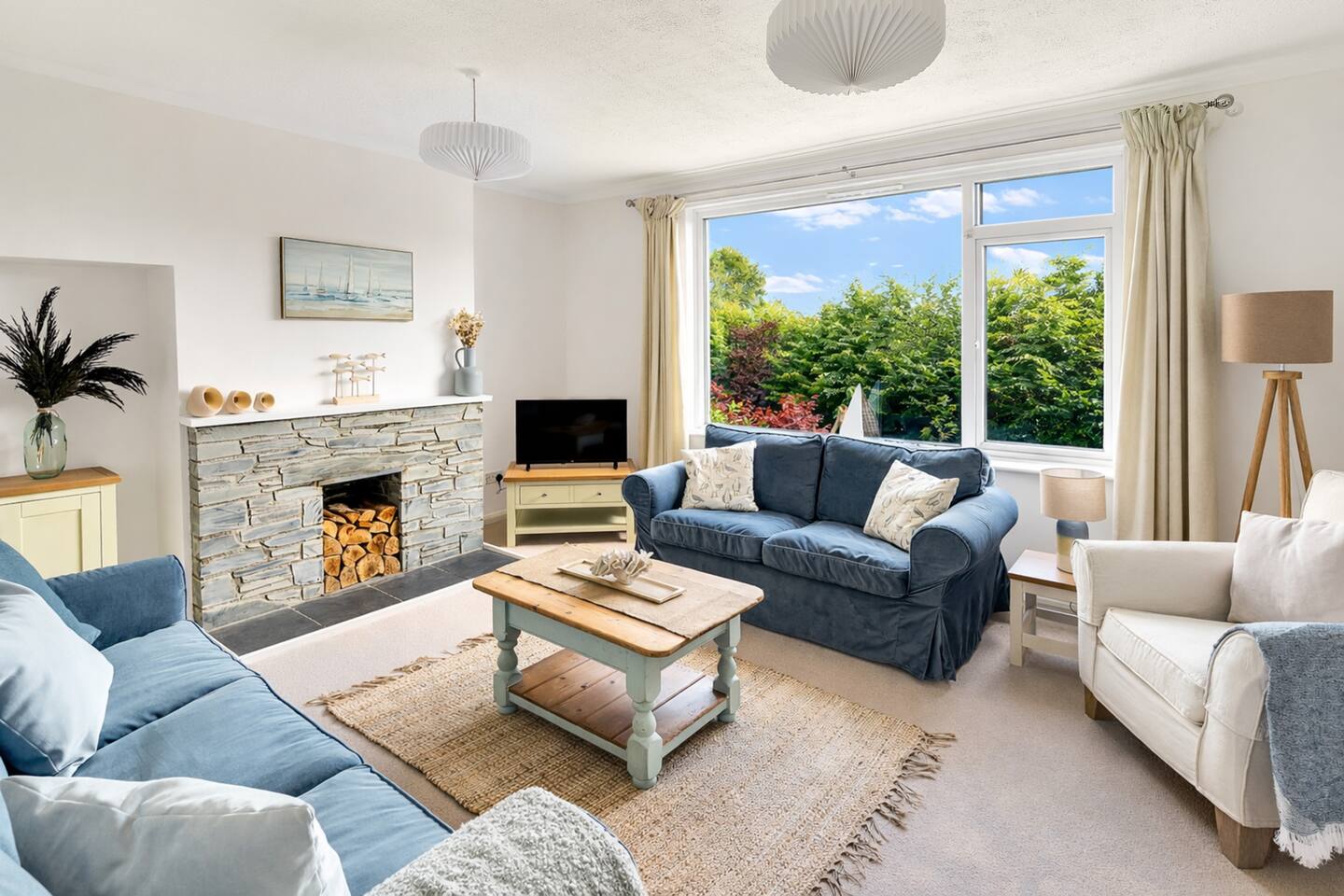 Spacious family home with garden & parking