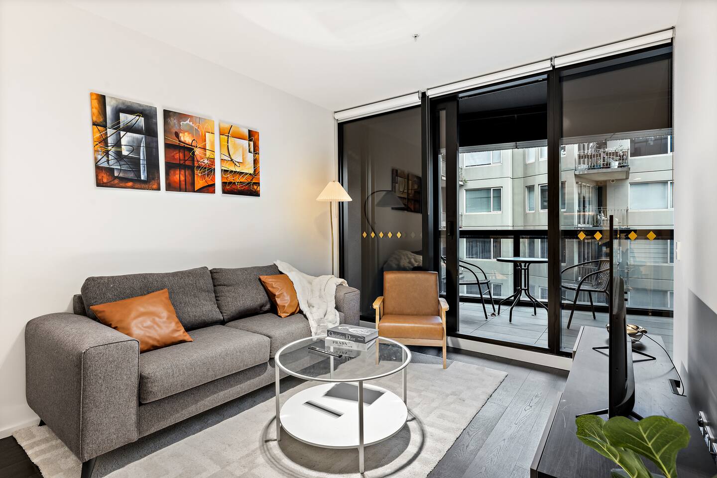 2BR Melb City Getaway | Pool, Gym & Free Parking