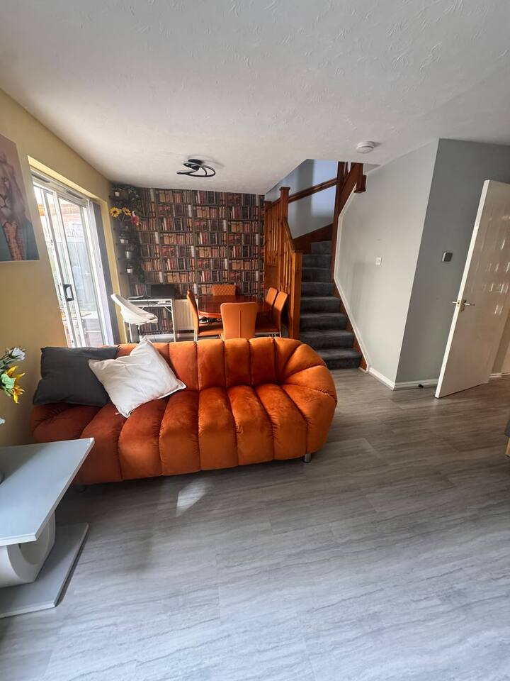 #167 Cozy Tipton West Midlands Stay | Sleeps 6