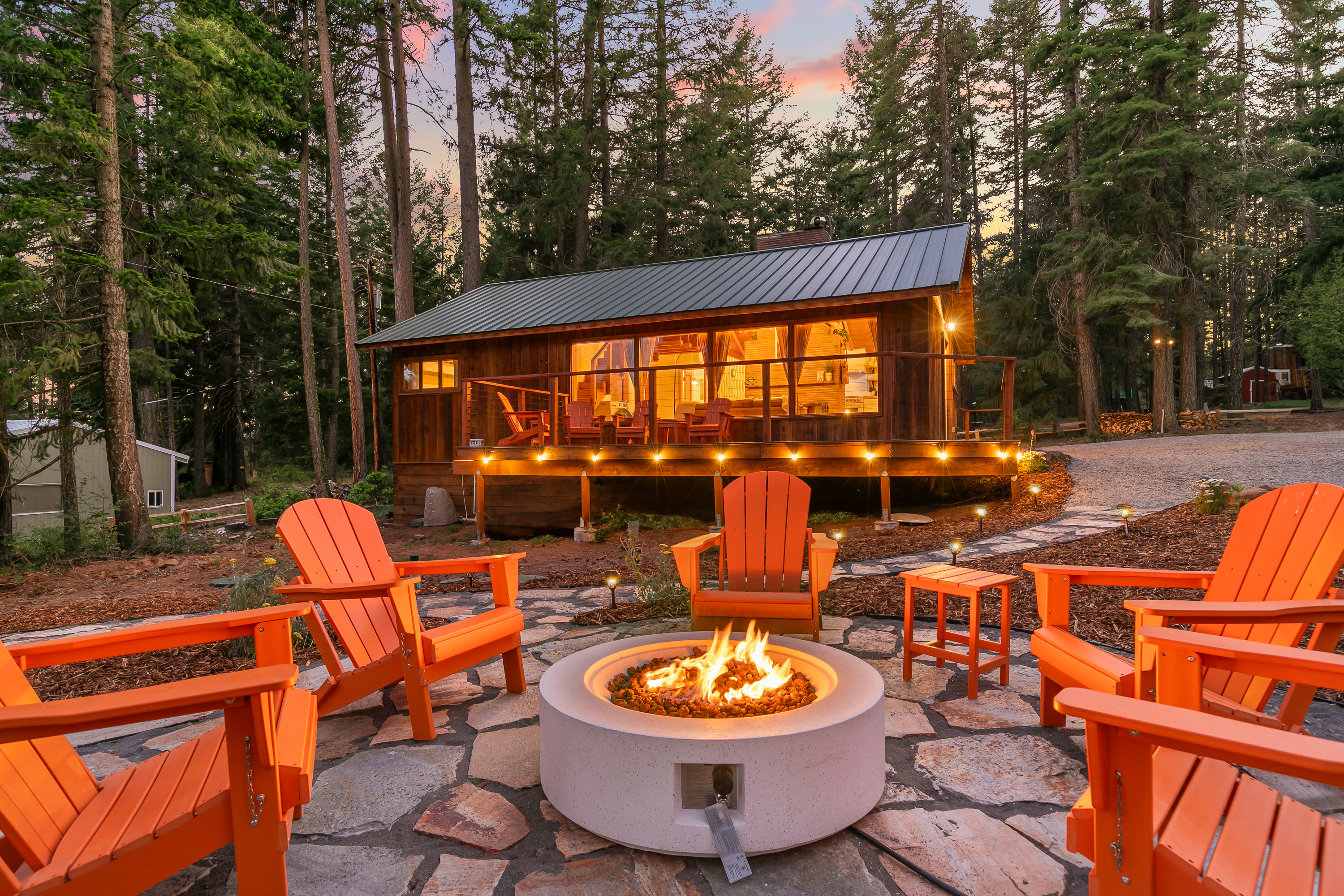 Rainbow Road Stylish Cabin w/Putting Green
