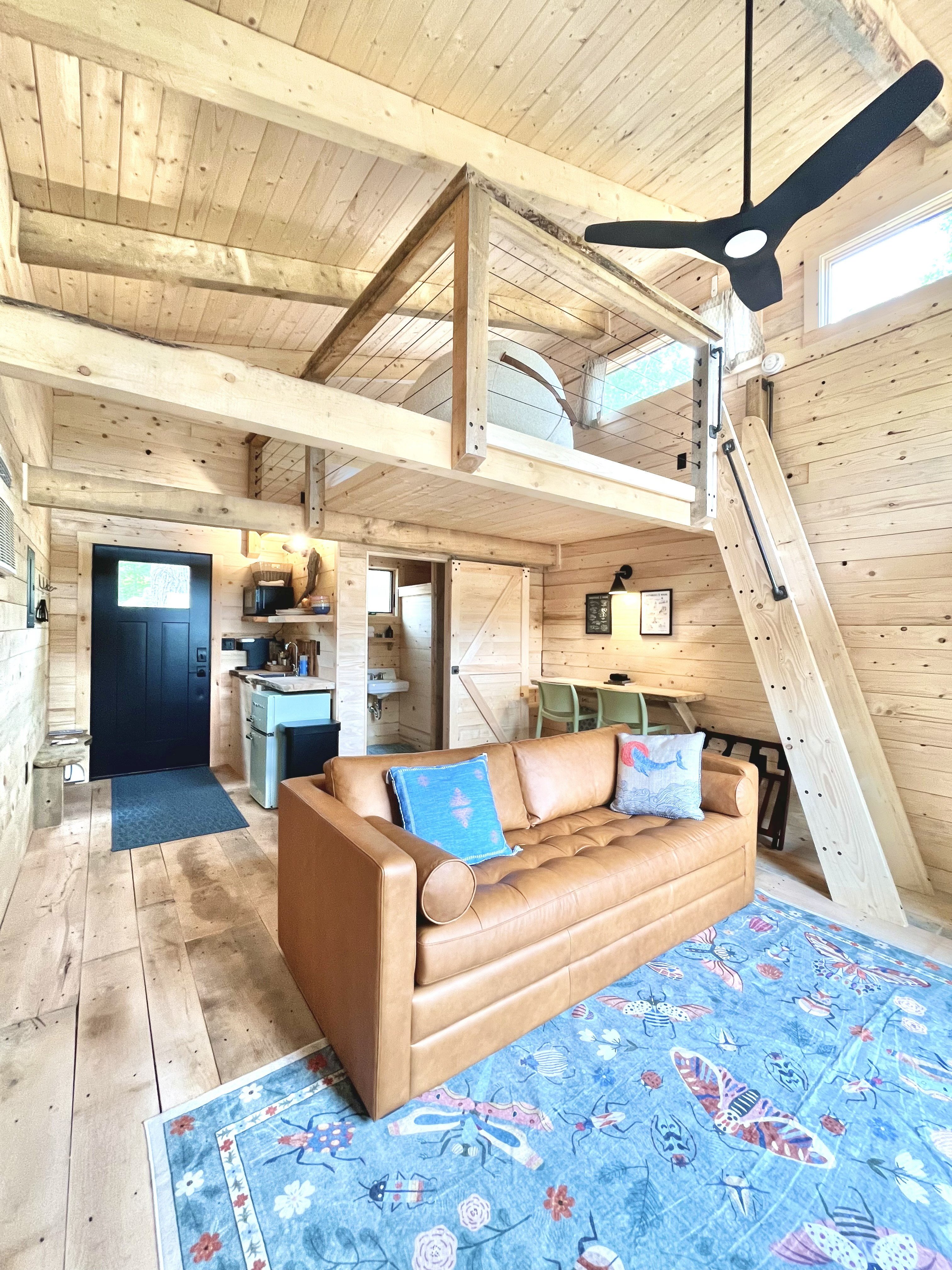 New build! Cozy Loft Cabin • Sauna • Walk to Beach