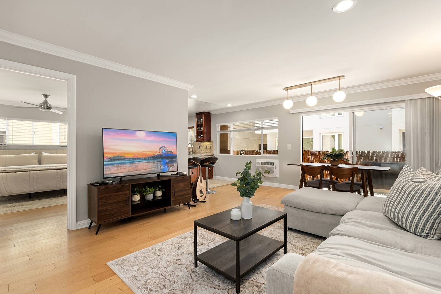 Elegant 1BR Prime Brentwood Pool+Spa+Gym & Parking