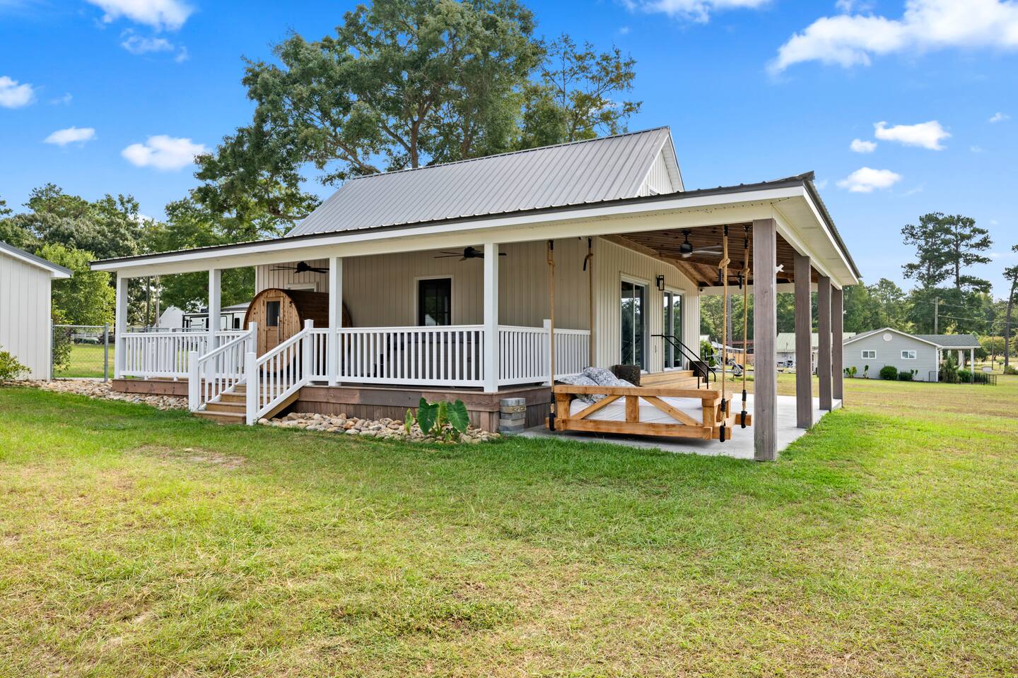Lake Front | Sleeps 9 | Hot Tub + Sauna | Daybeds