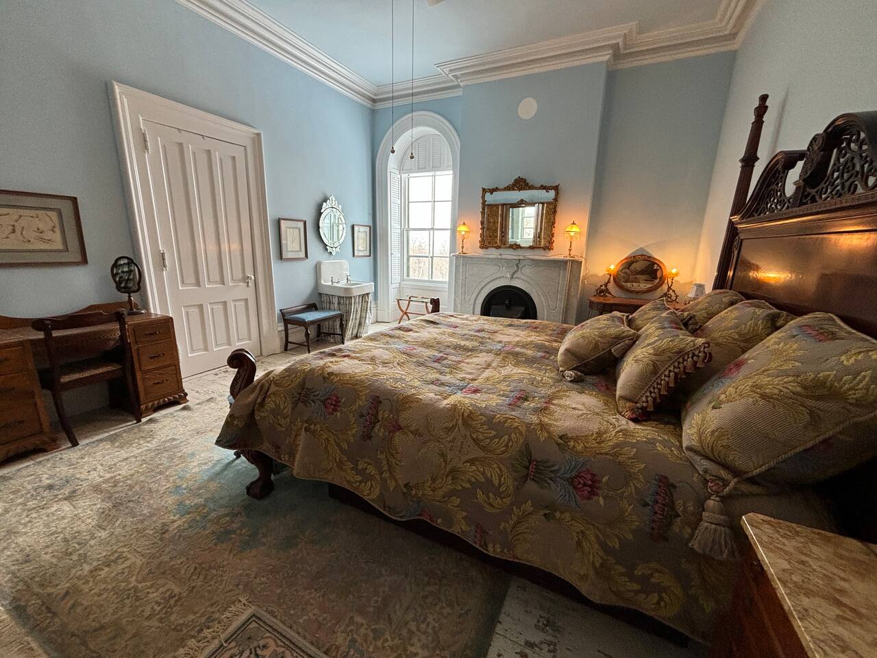 The Stone House: Burlwood Room