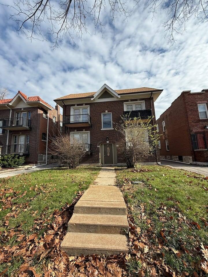 Entire Upper Floor Dual-Suite • Walk to Loop