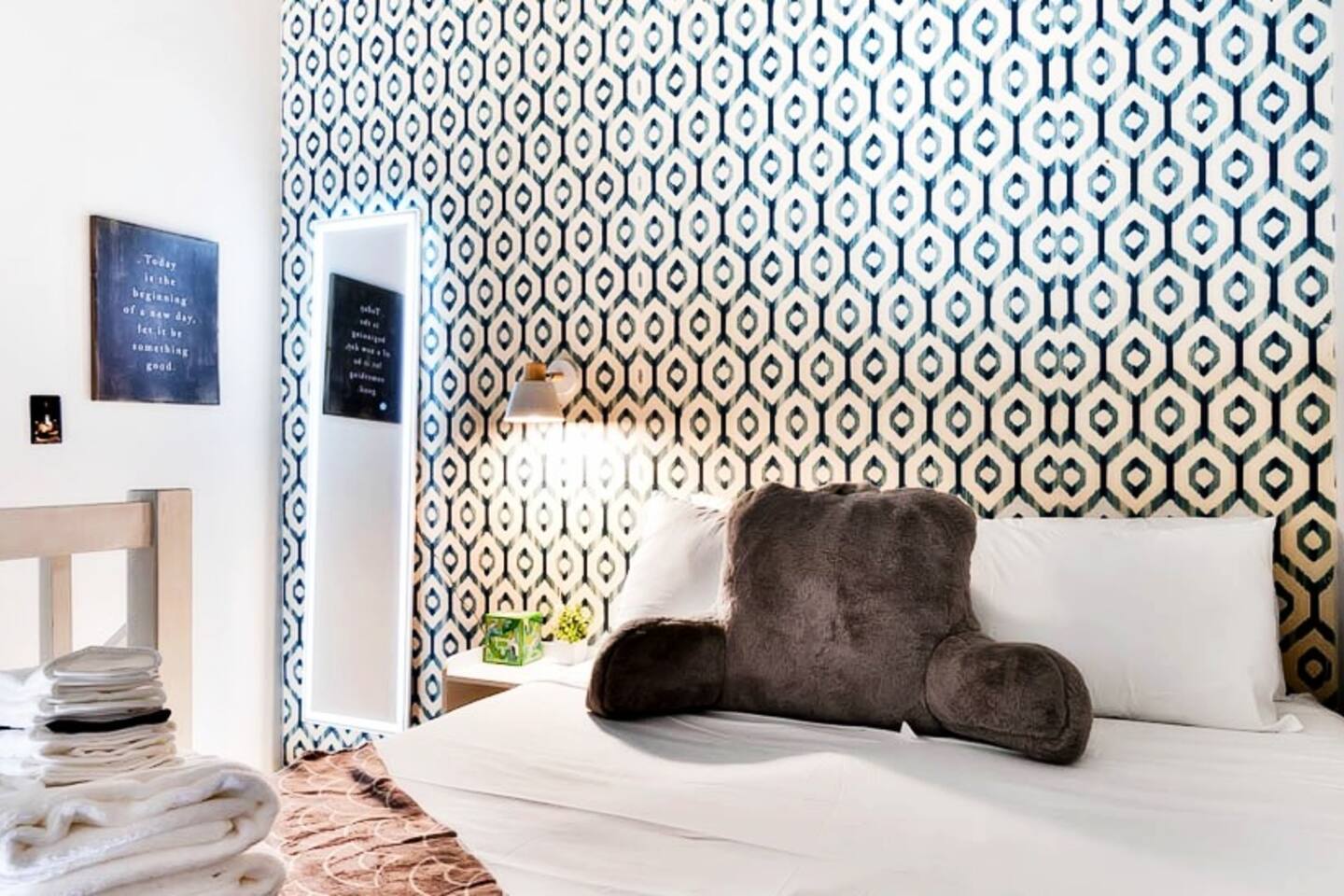 A Tiny Guest Escape + Modern Vibes + Free Parking