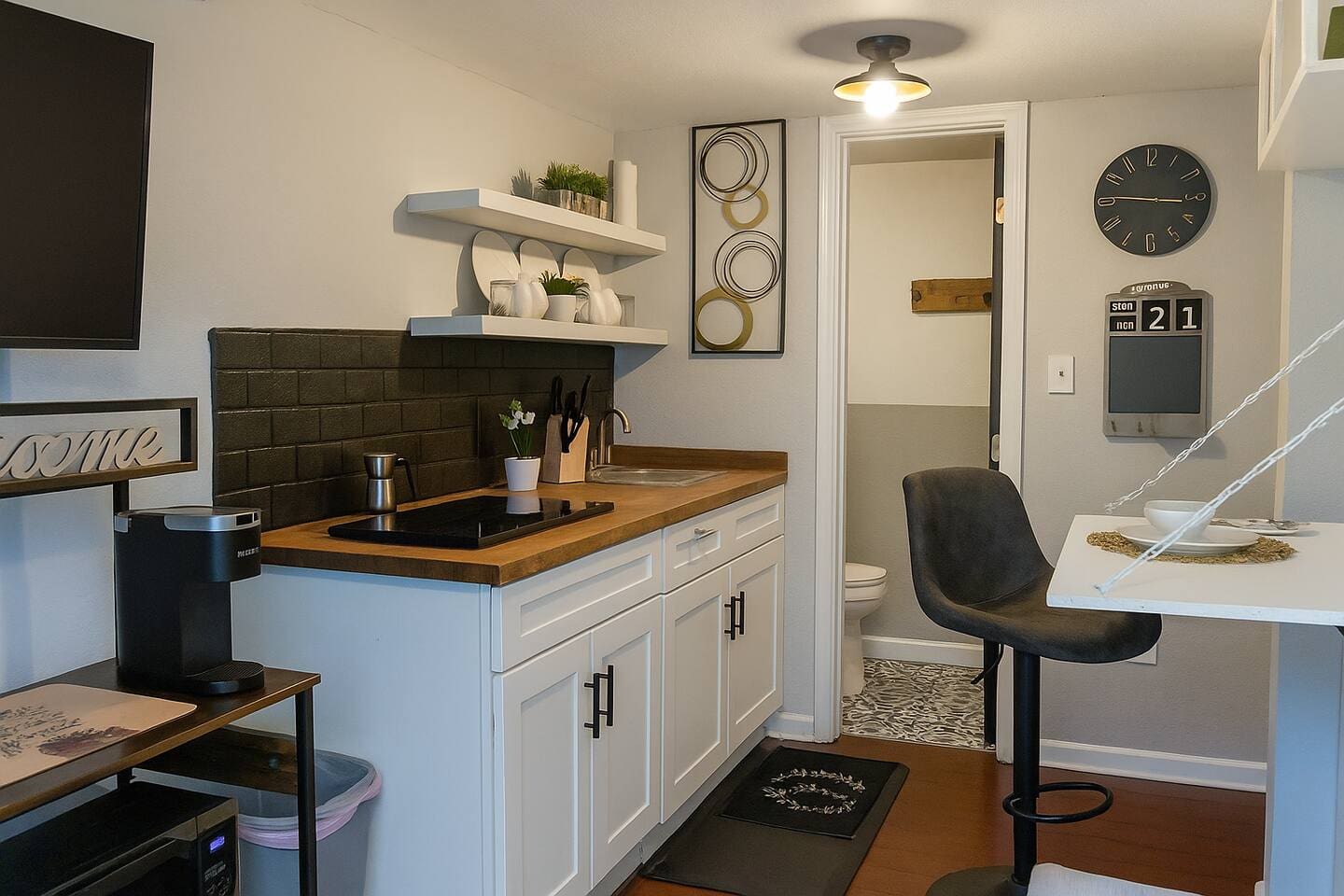 Cozy Tiny Loft + Modern Charm + Free Parking